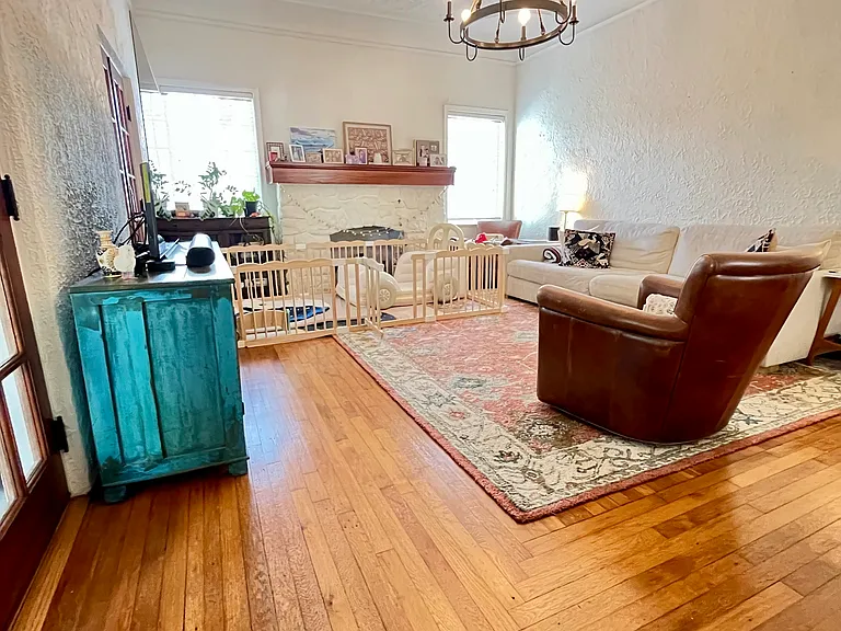 222 Thornton Ln — Photo 8