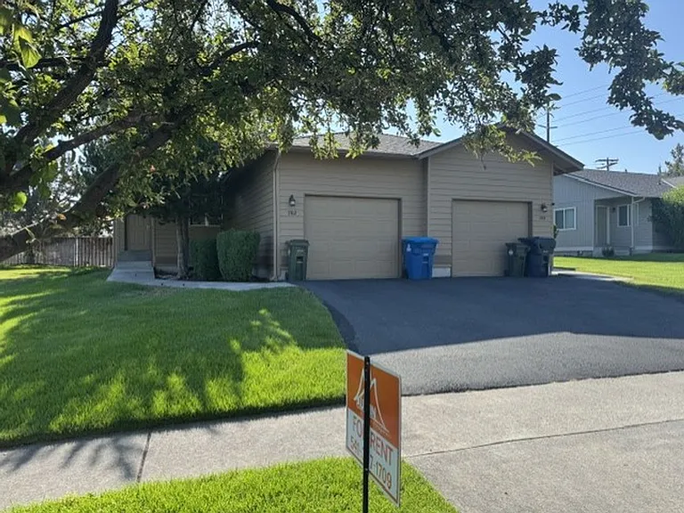 782 NE Savannah Dr — Photo 1