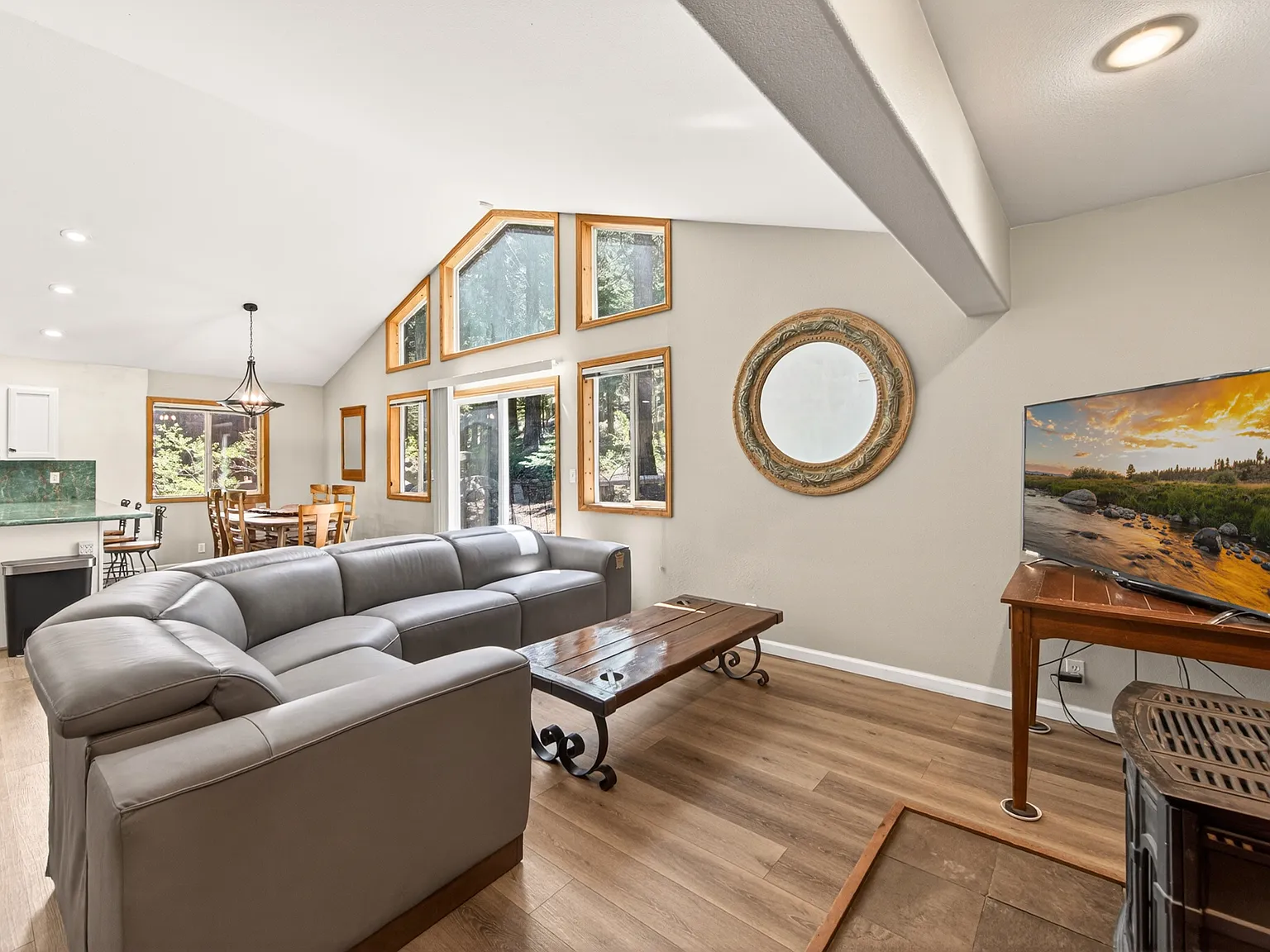 3 bed, 1347 sqft, $5,250 — Photo 4