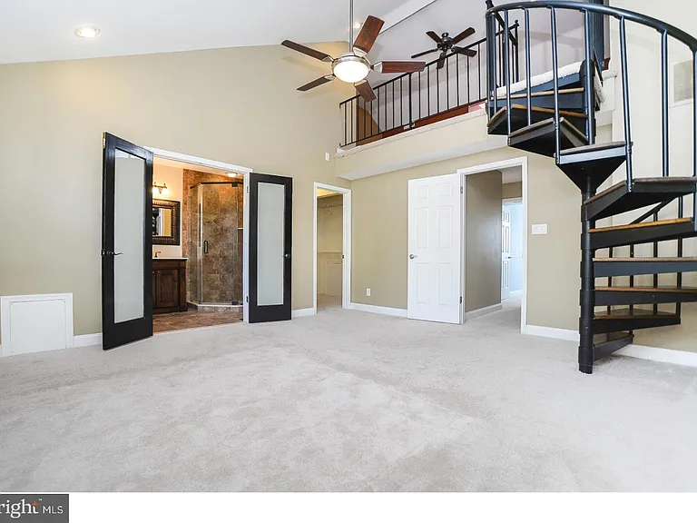 102 Hazelwood Ln — Photo 12
