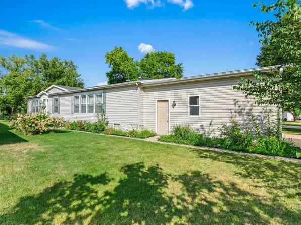 300 Elder Ln, Belvidere, IL 61008