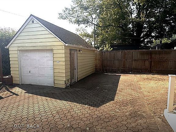 2nd image of 2516 NE Dekum St