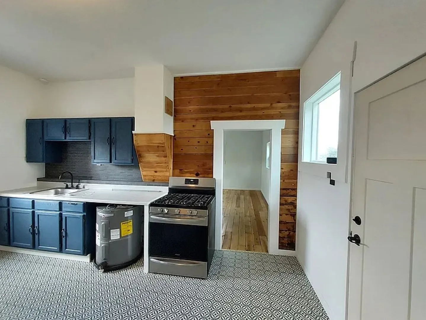 Charming 2 Bed, 1 Bath home on 2.24 acres! — Photo 3