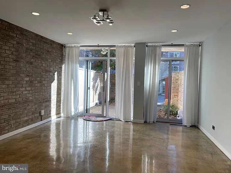 457 N St SW — Photo 18