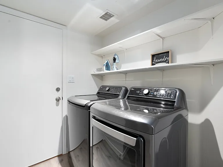 487 E Cantebria Dr — Photo 23