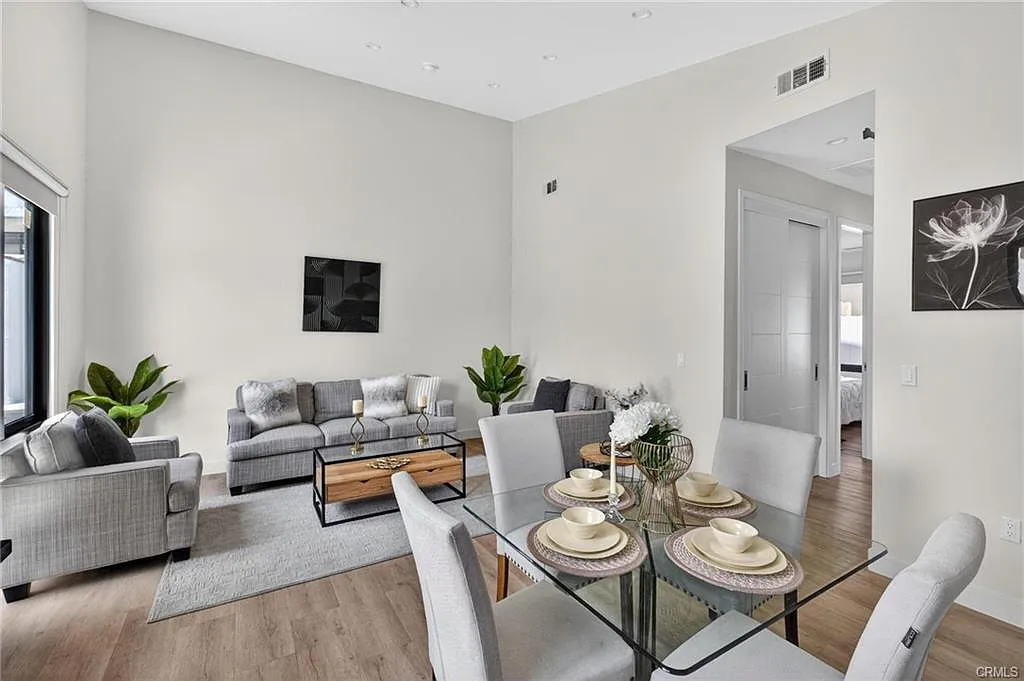 2 bed, 800 sqft, $3,300 — Photo 4