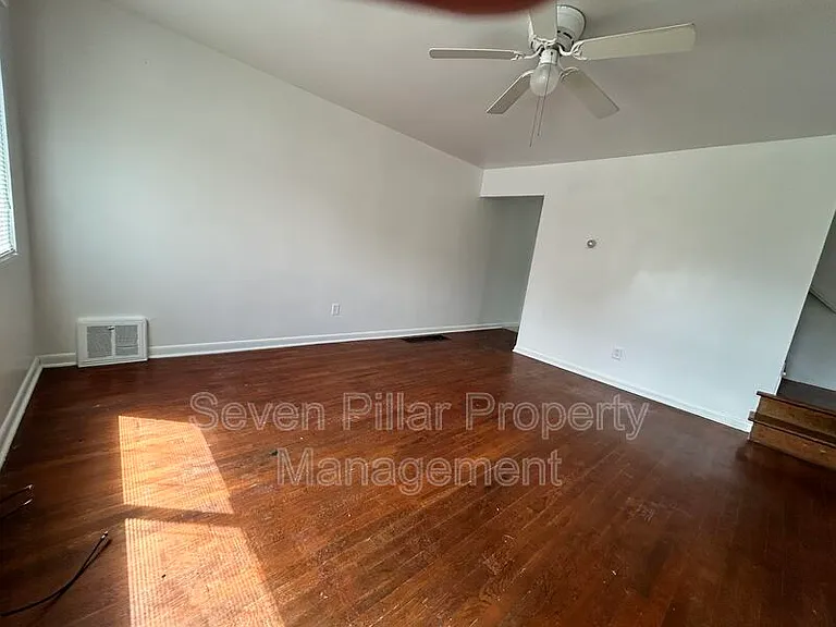 339 S Napoleon Ave — Photo 2