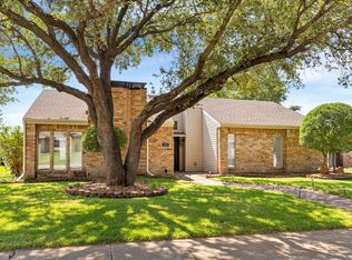 1924 Middle Glen Dr, Carrollton, TX 75007