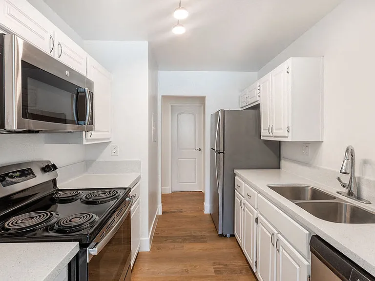 Cadena Apartments — Photo 20