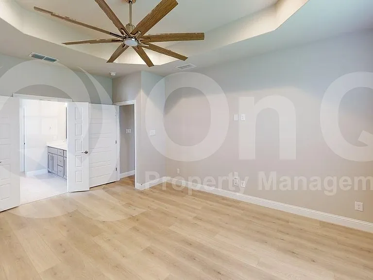 1005 Whitehall Ln — Photo 10