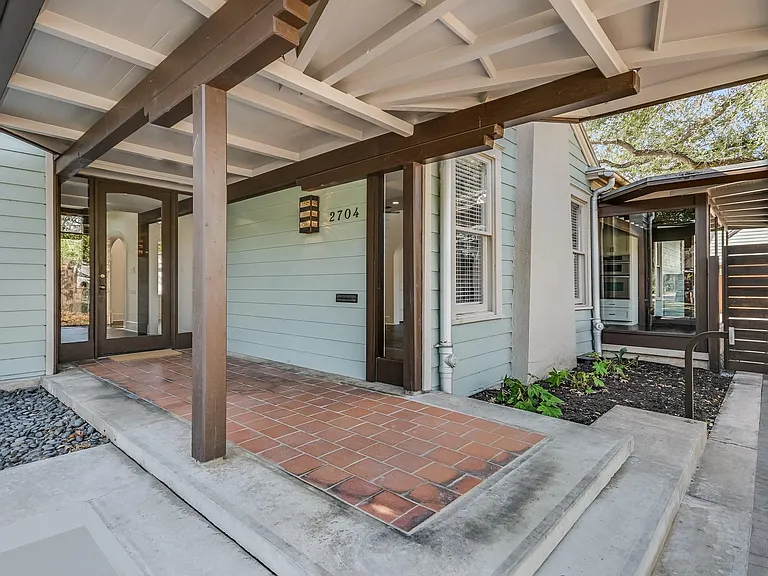 2704 Oakhurst Ave — Photo 2