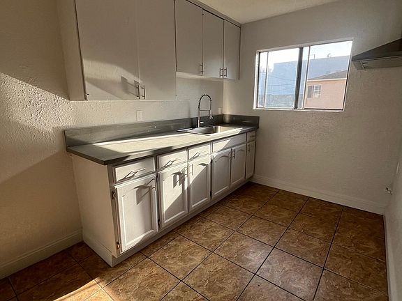 3rd image of 926 W 84th St #9