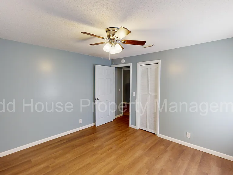 703 Simmons St — Photo 12