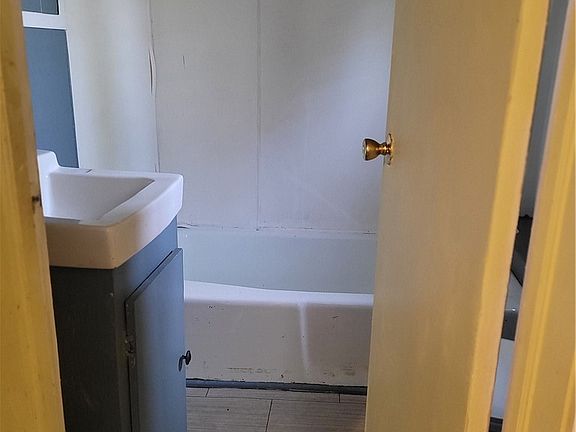4th image of 39 Durant Rd