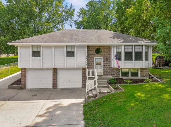 1307 NE Cookingham Dr, Kansas City, MO 64155