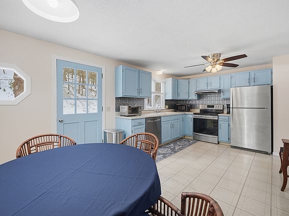 3rd image of 65 Old Farm Rd