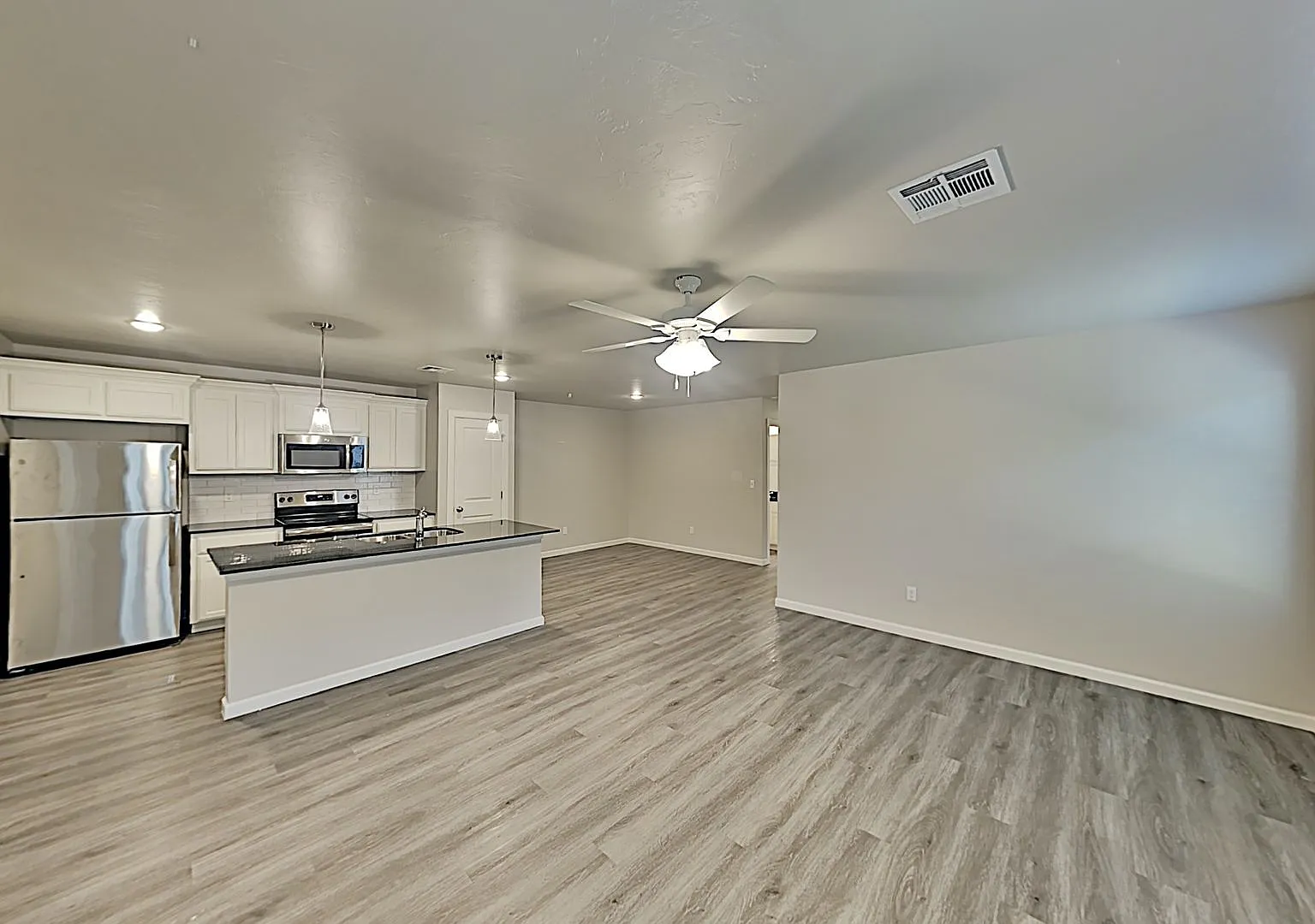 3 Bed 2 Bath 2 Car Garage Duplex - Great location close to the Broadway Extension and 8 minutes f... — Photo 3