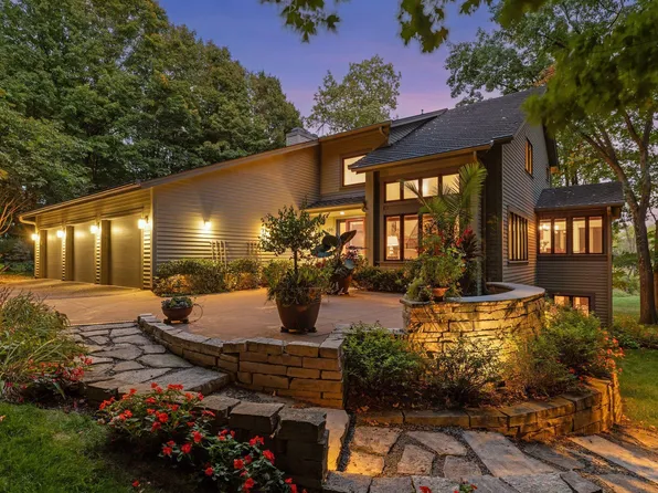 100 Black Oaks Ln, Wayzata, MN 55391