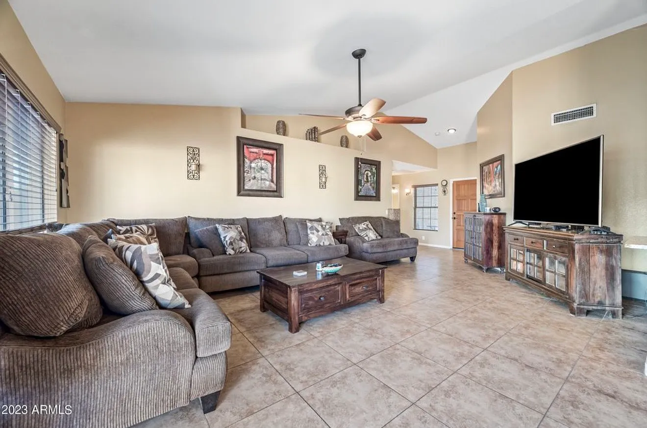 3 bed, 1429 sqft, $2,200 — Photo 4