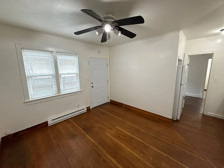 633 Thompson Ave NE — Photo 4