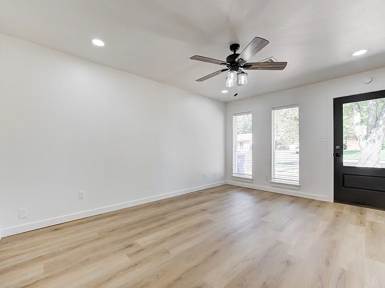 2212 Donna Dr — Photo 6