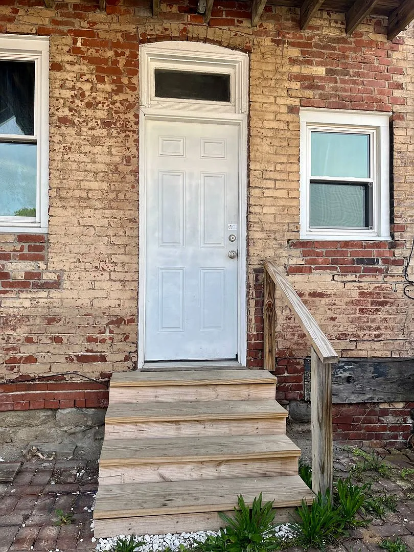 7529 Roslyn St — Photo 2