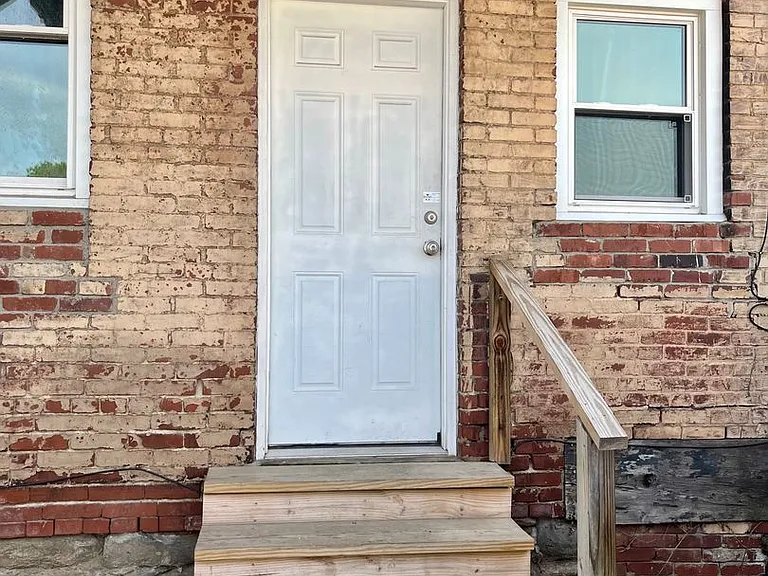 7529 Roslyn St — Photo 2