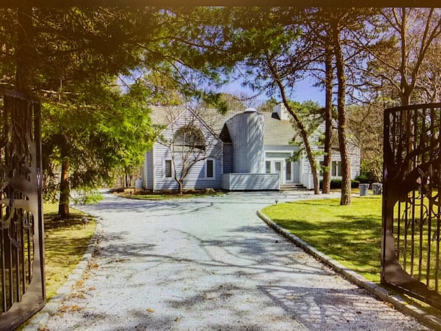 2 acre oasis in East Quogue — Photo 1