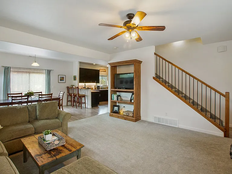 705 Valley View Dr — Photo 4