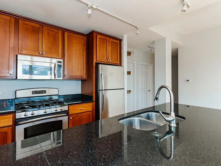 2035 S Indiana Ave #401 — Photo 5