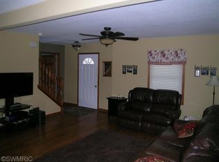 17121 Navajo Trl, Three Rivers, MI 49093