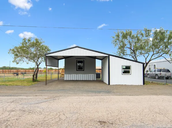 138 Senisa Drive, Uvalde, TX 78801