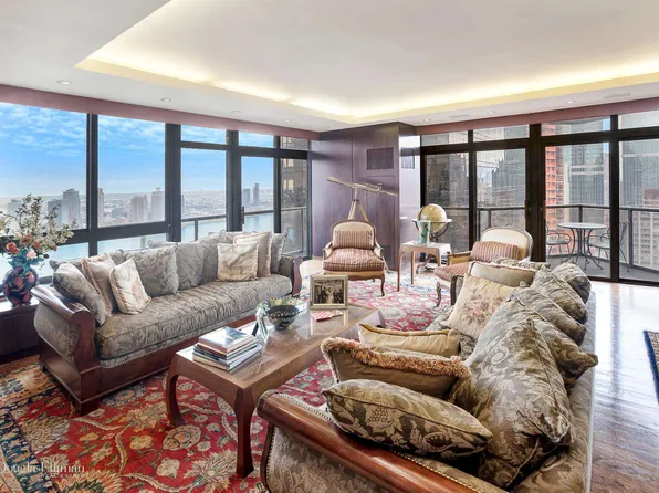 100 United Nations Plaza image 1 of 14