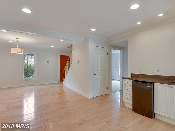 5th image of 1043 Hyde Park Dr
