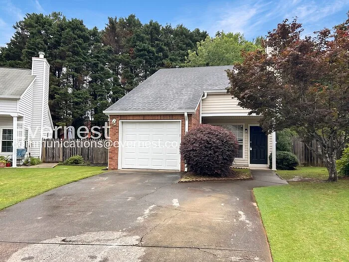 1336 Yorkshire Ln — Photo 1