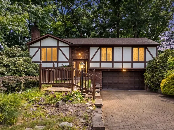 1721 Grove Crest Dr, Pittsburgh, PA 15239