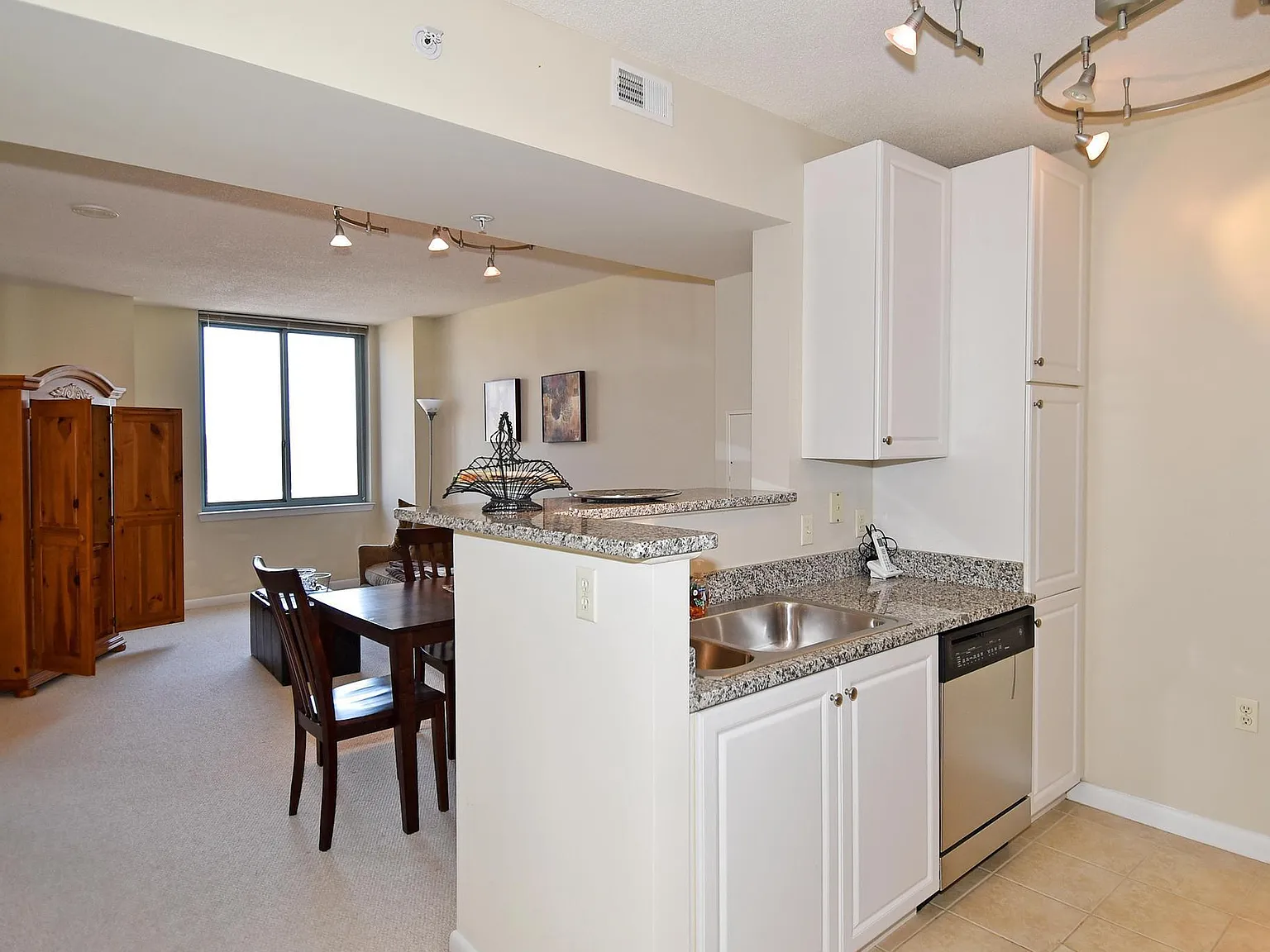 1 bed, 654 sqft, $2,450 — Photo 2