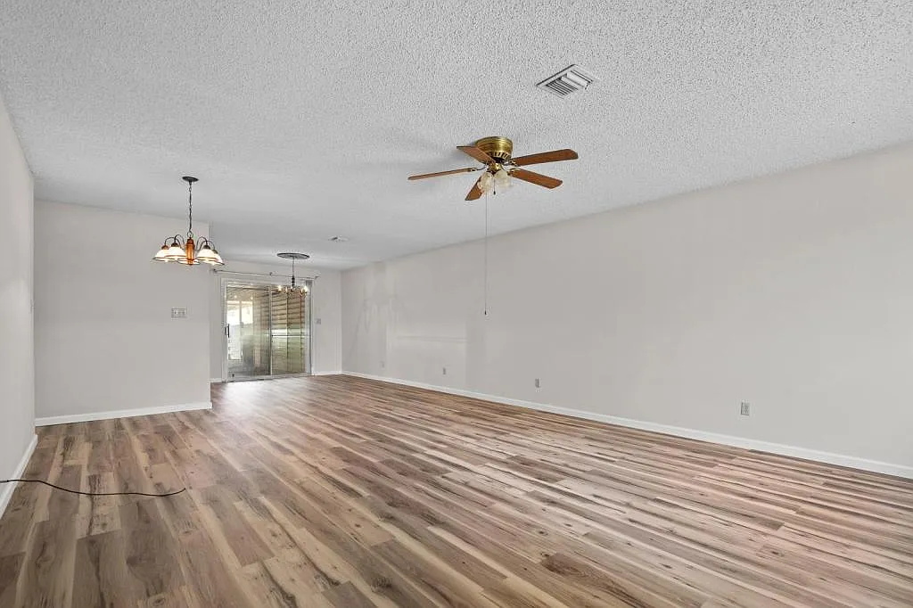 1425 N Stoneridge Manor — Photo 3