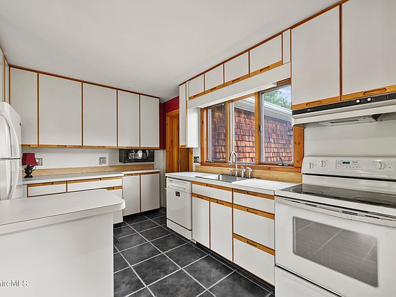 5th image of 196 Phelps Ave
