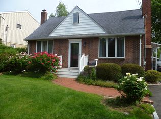 18 Gates St, Greenlawn, NY 11740