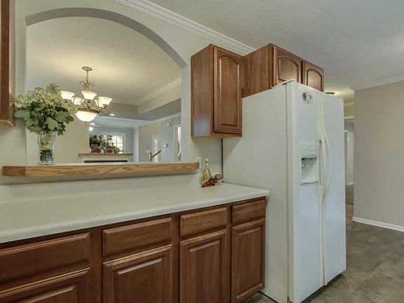 4th image of 701 Briar Way