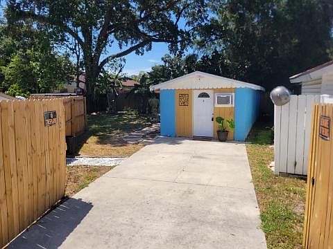 Private Entrance and your own yard ,private.