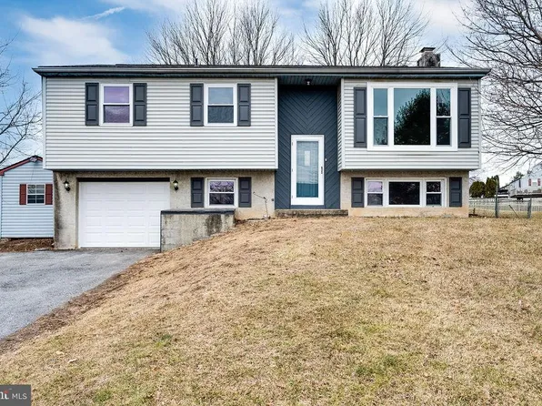 18 Carriage Cir, Oley, PA 19547