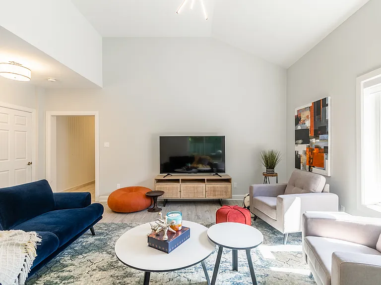 240 Blackburn Ave — Photo 38