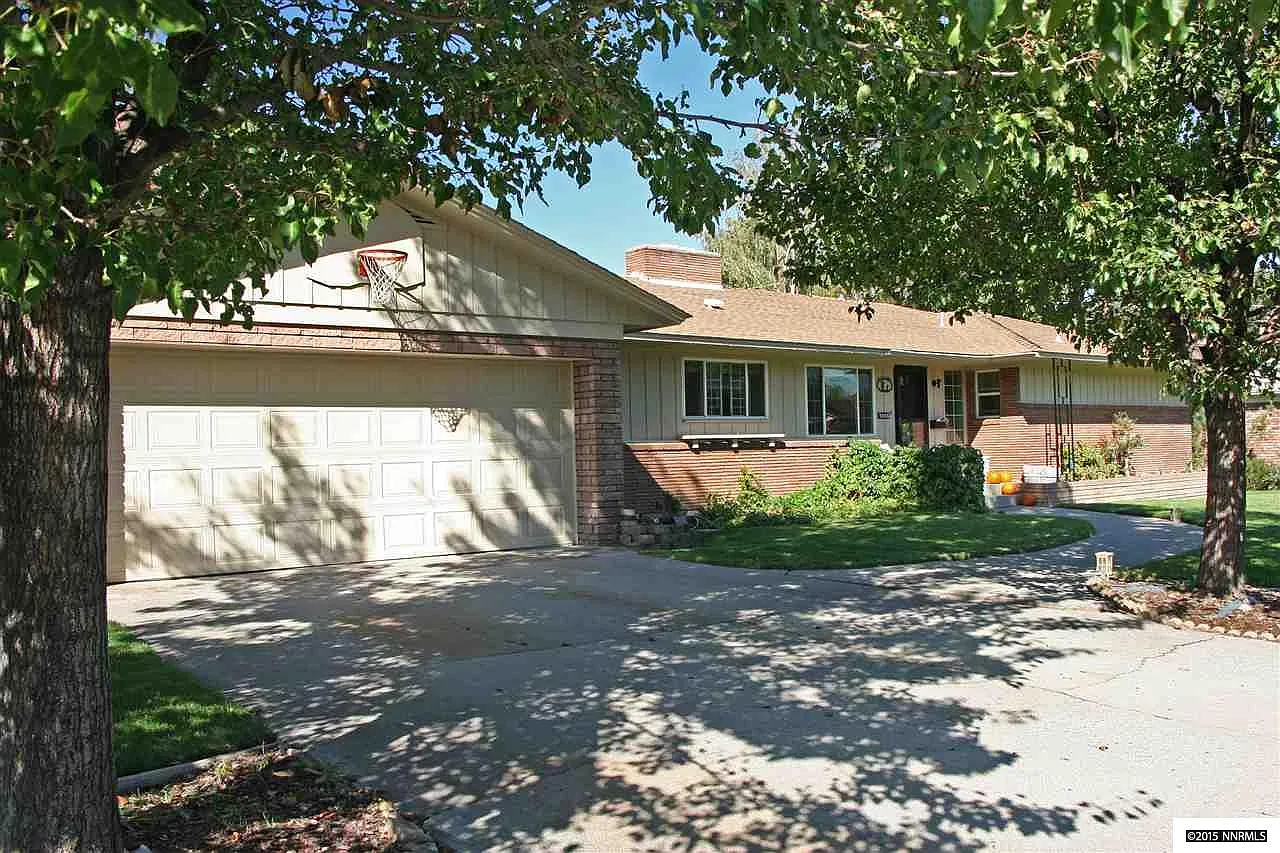 1045 Robin St photo 1