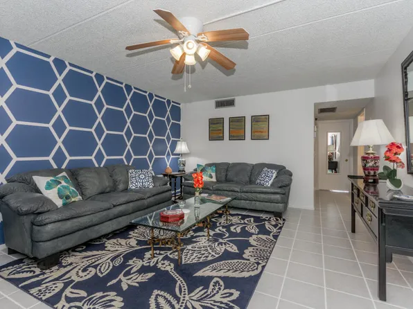 200 Village Green Circle E #208, Palm Springs, FL 33461