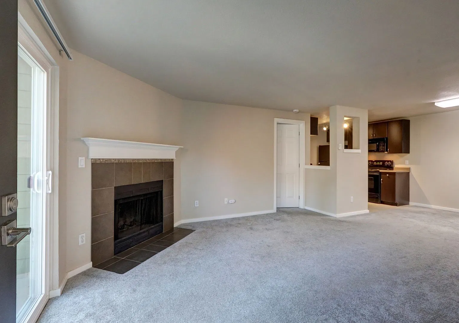 Upstairs 2-Bed Condo in Factoria with Covered Parking, Pool & Patio — Photo 2
