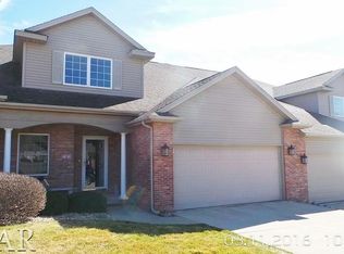 4 Laurel Wood Dr, Bloomington, IL 61704