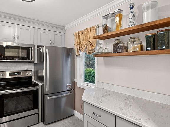 3rd image of 27 Billington Lane UNIT 27
