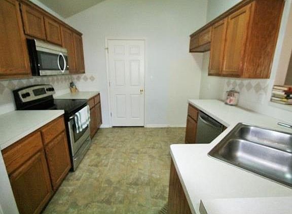 5th image of 209 N Hill St